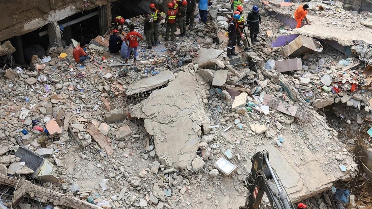 Pakistan'da 5 katlı bina çöktü: 27 ölü