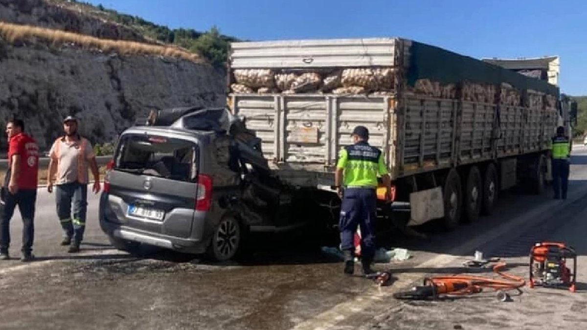 Mersin'de katliam gibi kaza: Araç tırın altına girdi, 5 ölü