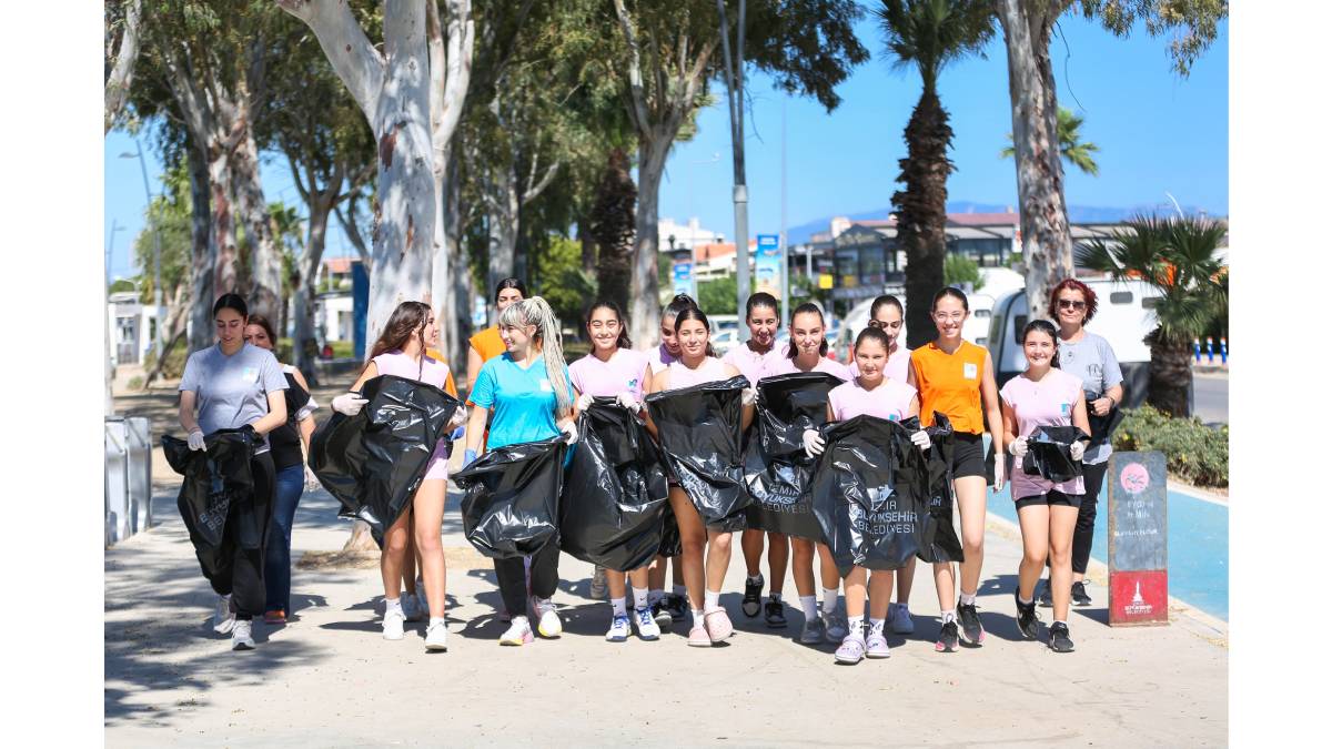 Narlıdere Belediyesporlu voleybolcular kıyı temizliği yaptı