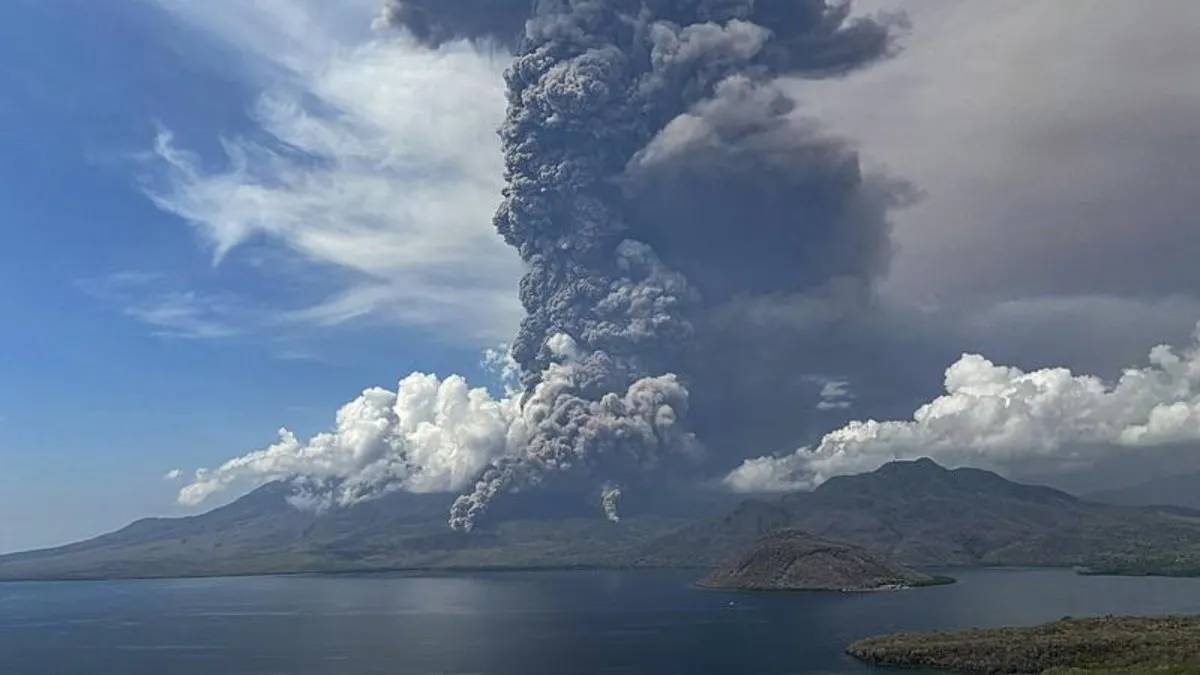 Endonezya’da Lewotobi Laki-Laki yanardağı yeniden patladı