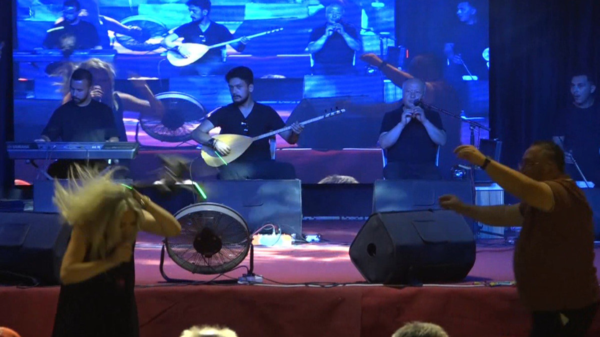 Antalya’da festivalde sahnede ilginç anlar: Dron sanatçının kafasına çarptı