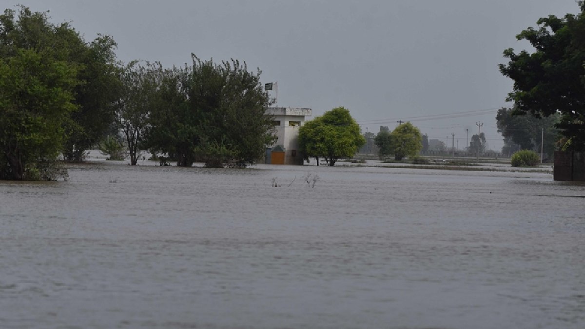 Pakistan'da şiddetli yağış 72 can aldı