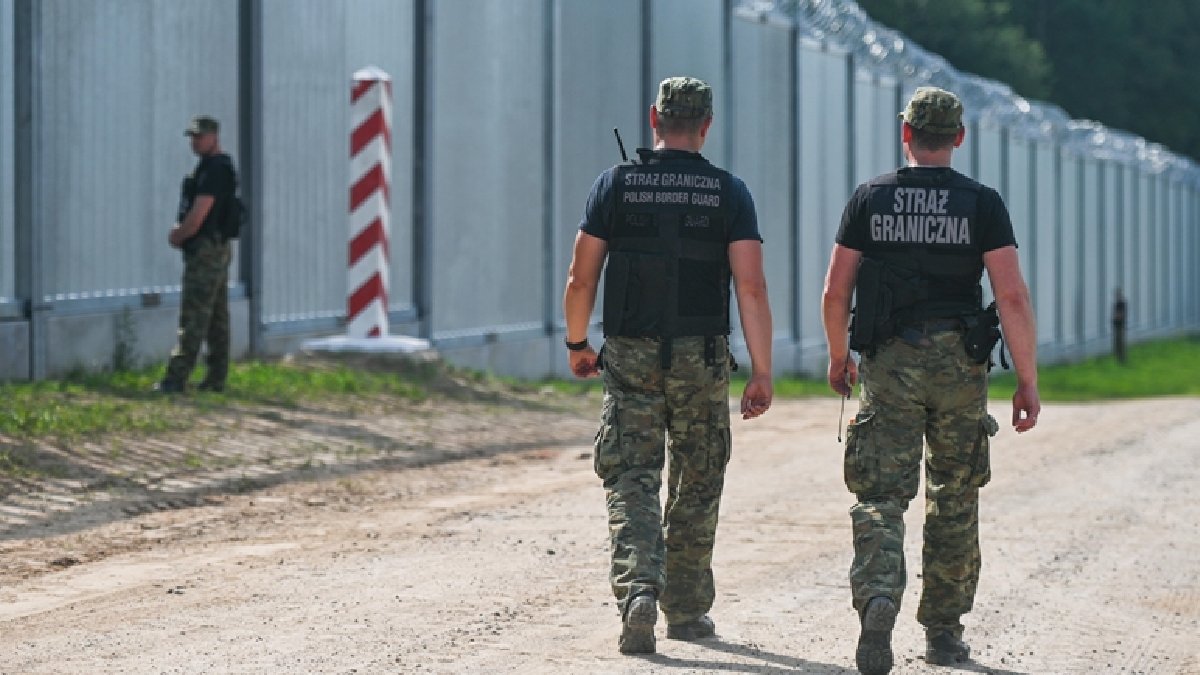 Binlerce asker ve İHA bölgede: Polonya’nın kara sınırında kontroller başladı