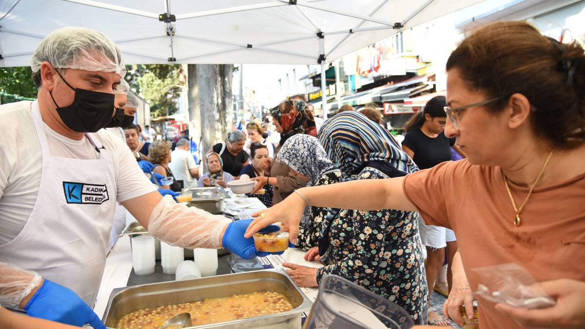 Kadıköy’de 21 mahallede aşure ikramı
