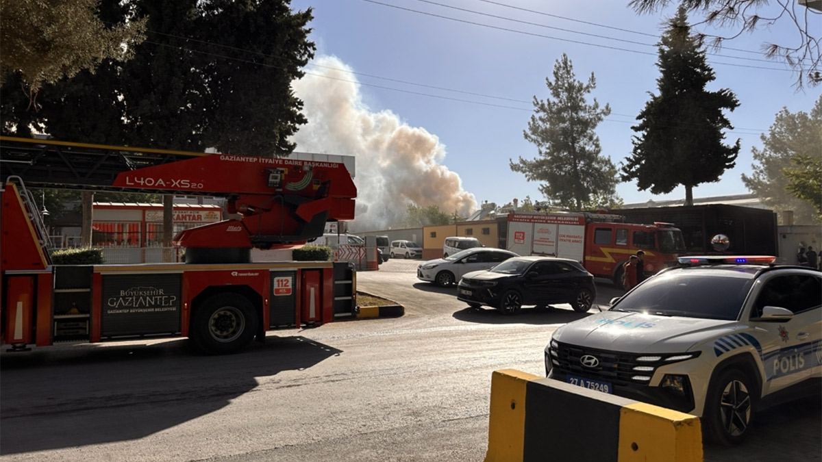 Gaziantep’te halı fabrikasında yangın paniği! Müdahale sürüyor
