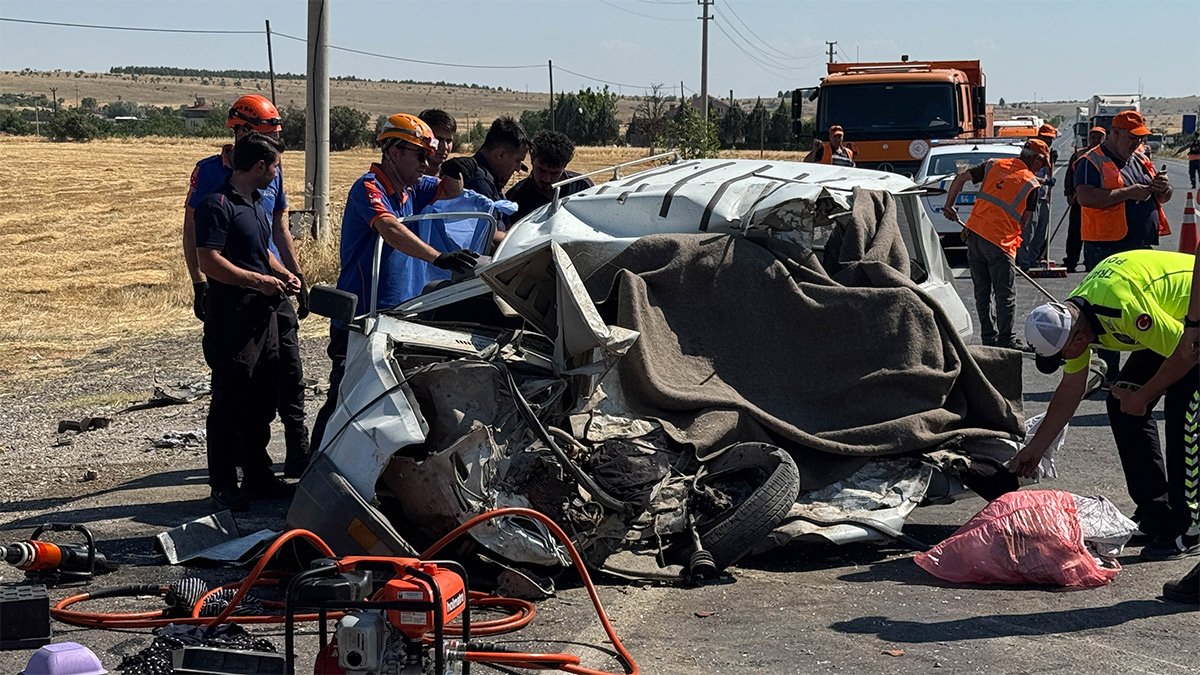Uşak'ta kamyon dehşeti! Hurdaya dönen otomobil baba ve kızına mezar oldu