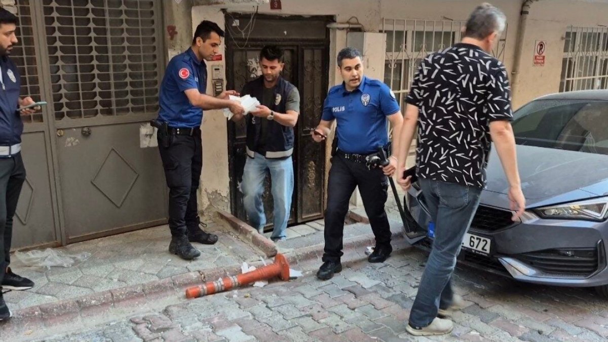 Sultangazi'de polis ekiplerine bıçaklı saldırı: Biber gazı müdahalesiyle etkisiz hale getirildi