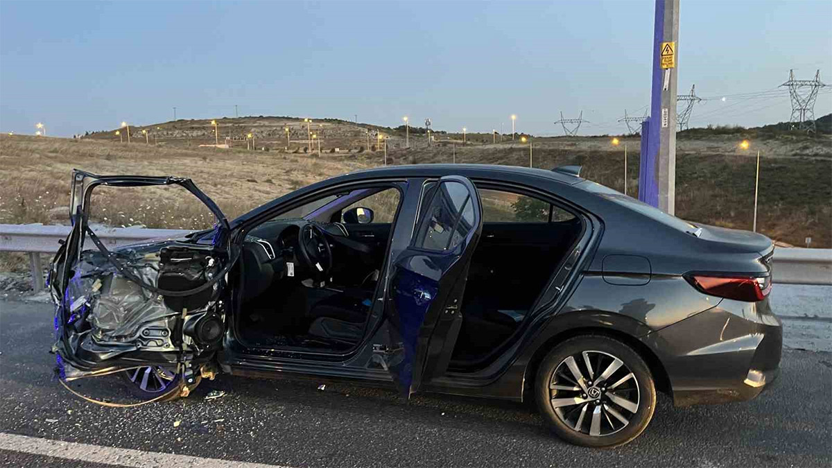 Arnavutköy'de feci kaza! Emniyet şeridinde duran sürücüye minibüs çarptı