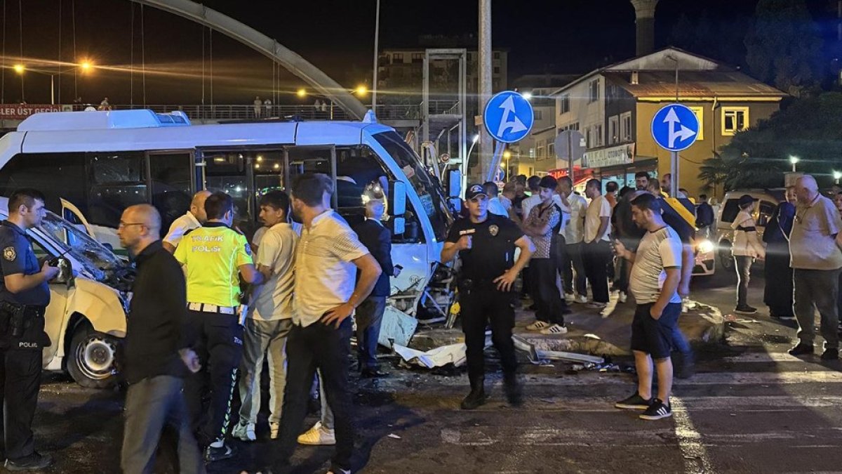 Rize’de minibüs ile hafif ticari araç çarpıştı: 10 kişi yaralandı
