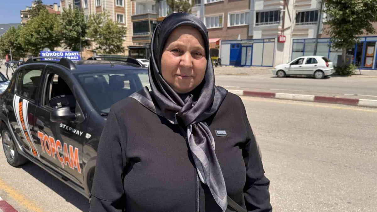 2 dosya yaktı, pes etmedi: 55 yaşındaki kadın, 12. sınavda ehliyeti kazandı