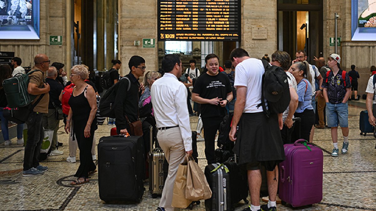 İtalya'da demir yolu çalışanlarının grevi ulaşımı felç etti
