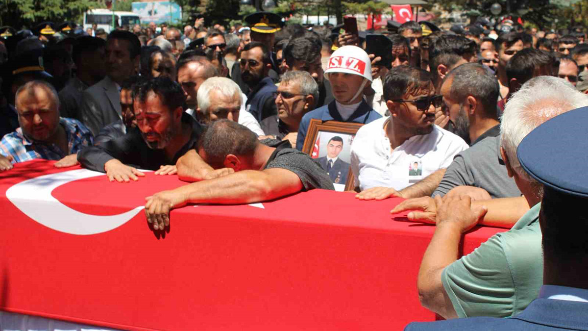 Şehit ablasından cenaze töreninde sitem: Burada AKP’li kimseyi istemiyorum