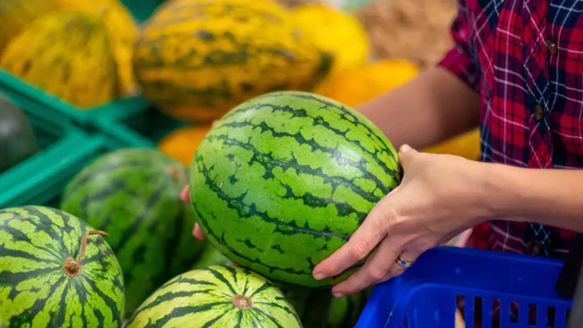 Karpuz seçerken parmağınızla bir kere tıklatın! İçindeki sırrı anlatıyor: Herkesin yöntemi olacak