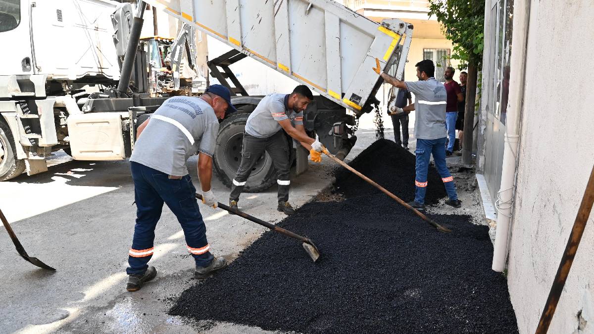 Karabağlar’da asfaltlama ve yol onarım çalışmaları aralıksız sürüyor