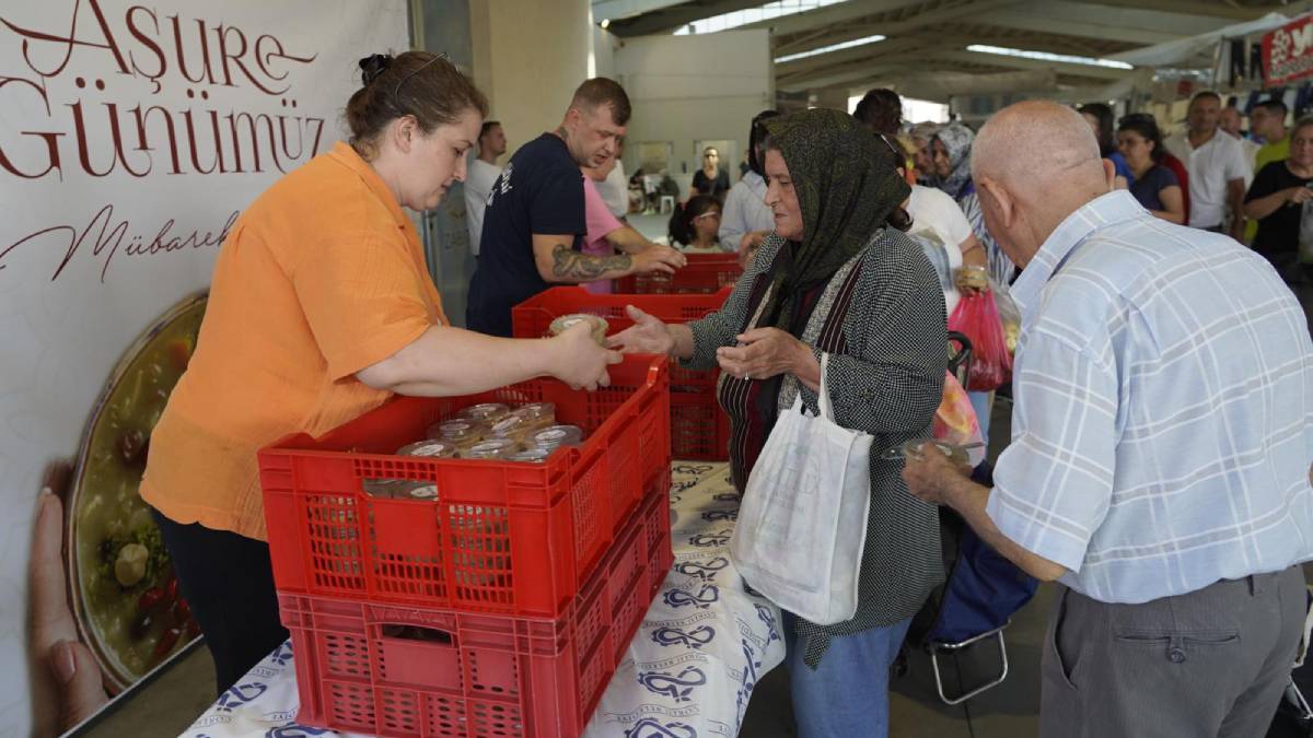 Çorlu Belediyesinden Atakent Pazar Yeri'nde aşure ikramı