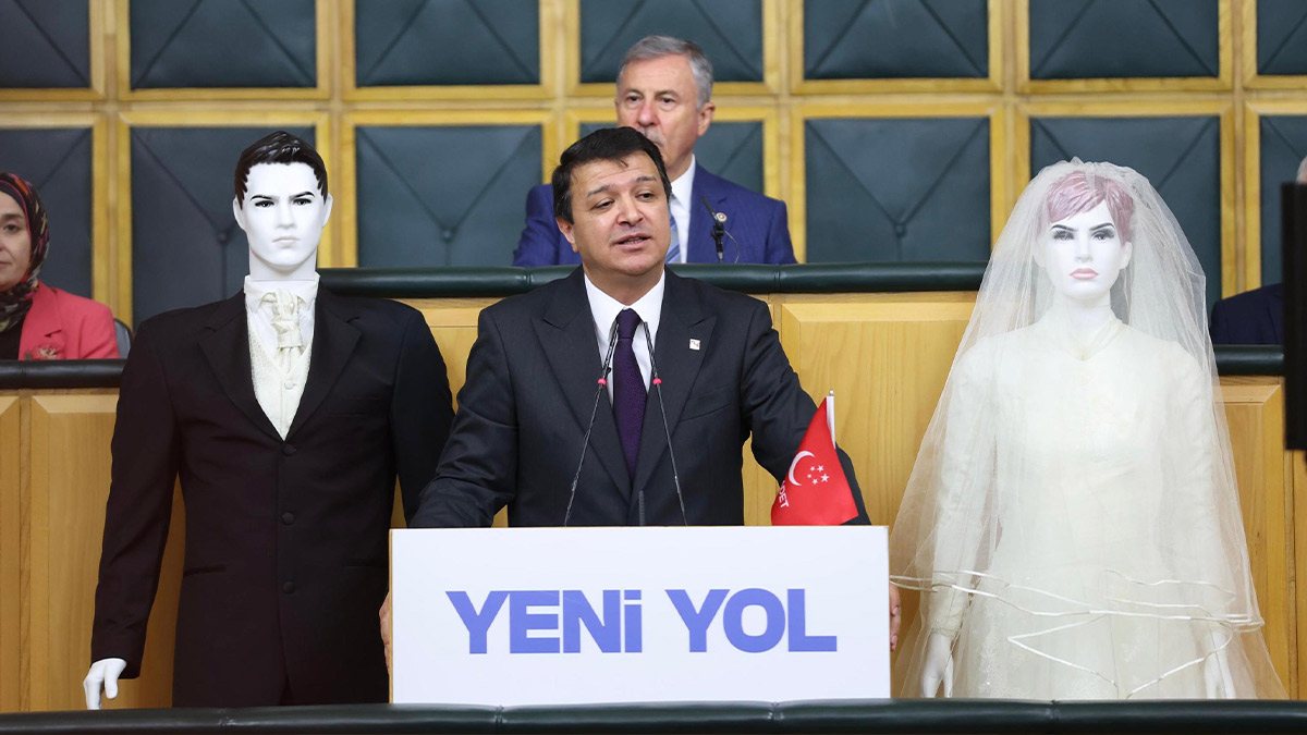 Mahmut Arıkan kürsüye gelin ve damatla çıktı: Bunun adı ekonomik kriz