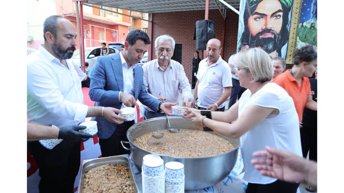 Bayraklı'da aşure bereketi