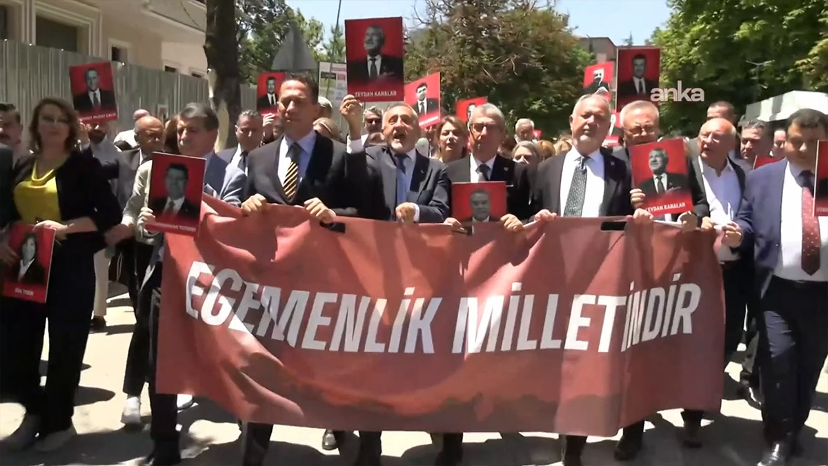 CHP milletvekilleri Adalet Bakanlığı'na yürüdü: Ne yoldaşlarımızı hapishanelerde terk ederiz ne de size teslim oluruz