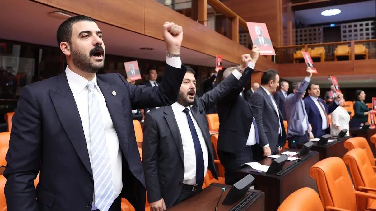 Genel Kurul'da 'hak, hukuk, adalet' sloganları