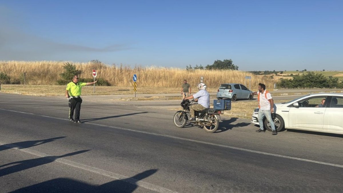 Edirne’de anız yangını: Hamzabeyli Sınır Kapısı’na giden kara yolu trafiğe kapandı