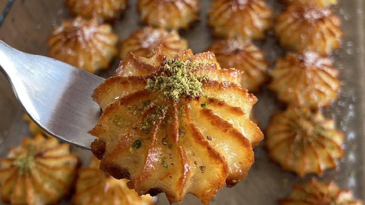 Şerbetli ama bir o kadar da hafif! Deneyen asla pişman olmaz! İşte lor tatlısı tarifi…