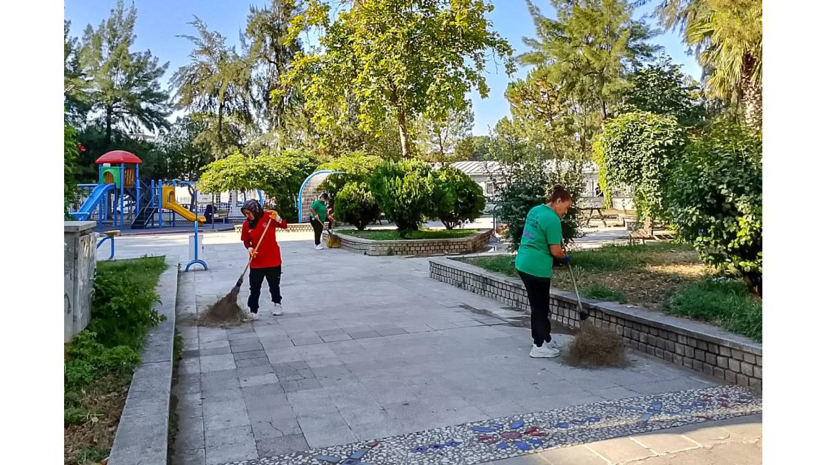 Efeler’in parklarına anne eli değiyor