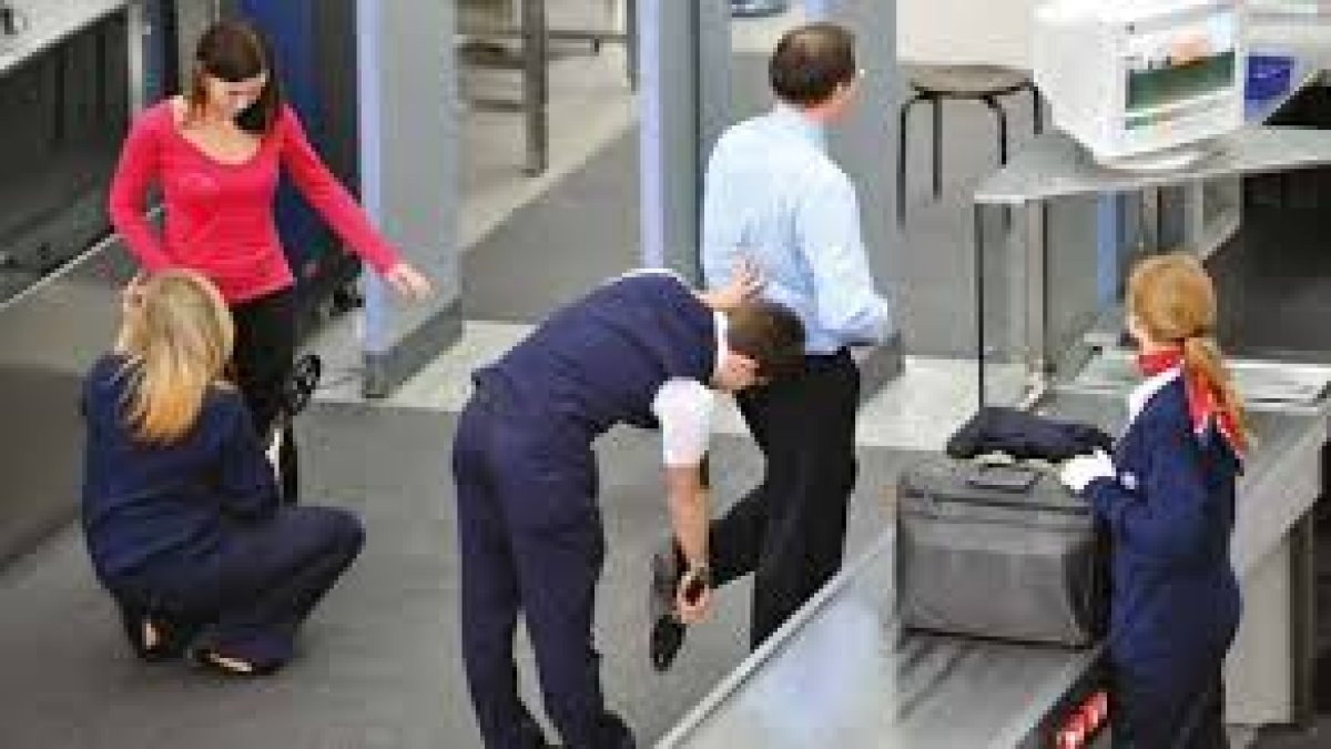 Havalimanlarında 20 yıllık güvenlik uygulaması sona erdi: Artık kimse çıkarmak zorunda değil