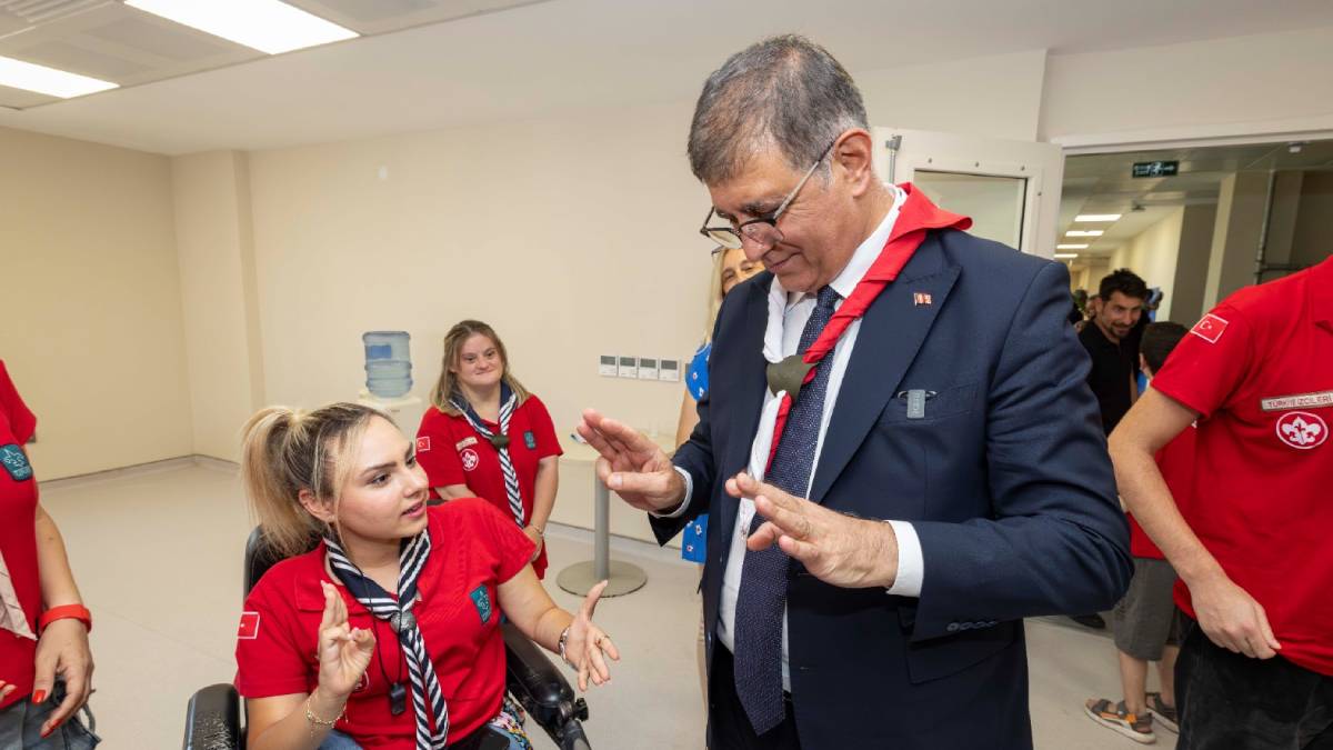 Başkan Tugay Engelli Çalışmaları Merkezi’ni ziyaret etti