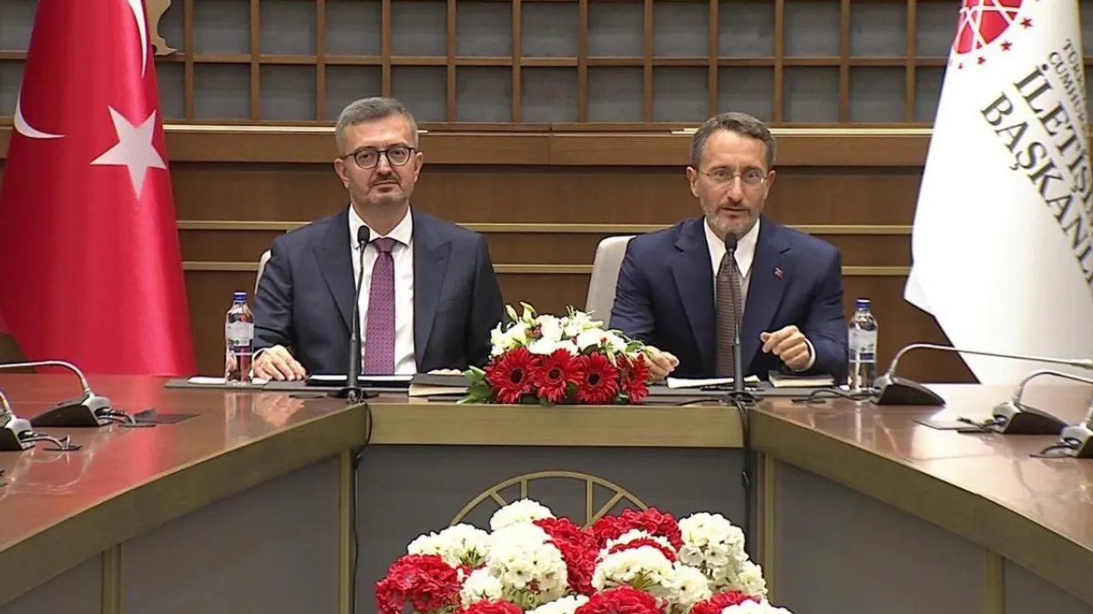 İletişim Başkanlığı'nda devir teslim: Altun gitti, Duran görevi devraldı