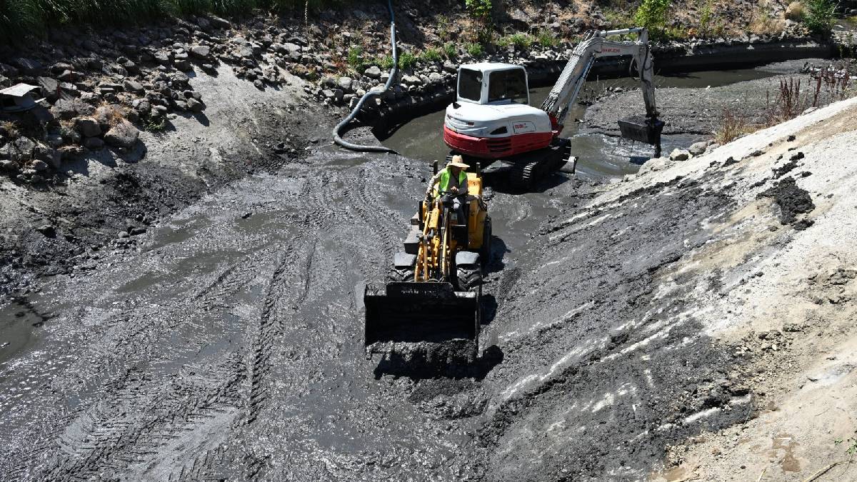 MASKİ’den Atatürk Kent Parkı’ndaki derede temizlik çalışması