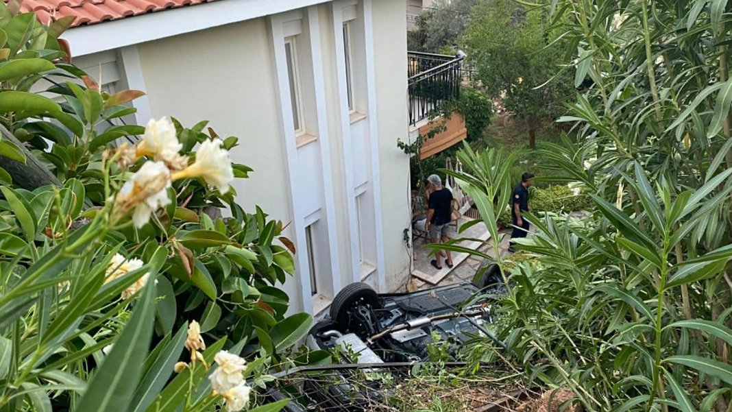 İstinat duvarından düşen araç can aldı: 1 ölü, 4 yaralı