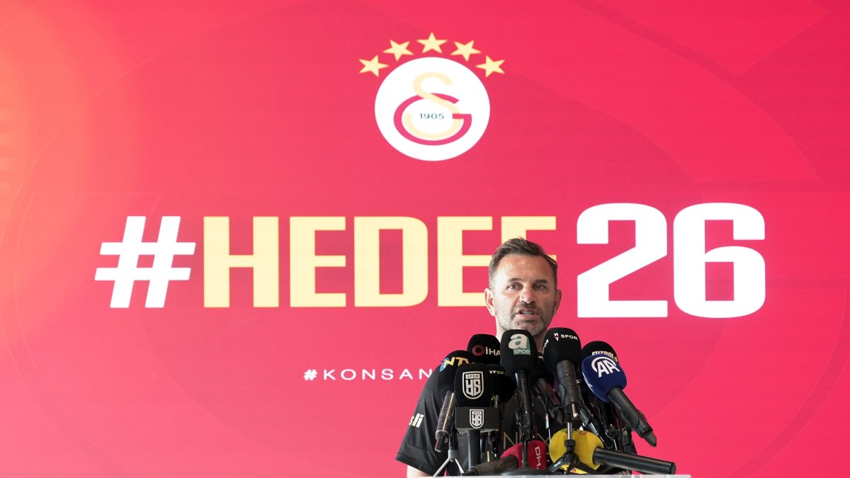 Galatasaray Teknik Direktörü Buruk, sezon öncesi konuştu: Osimhen, Hakan Çalhanoğlu, hedefler ve transferler