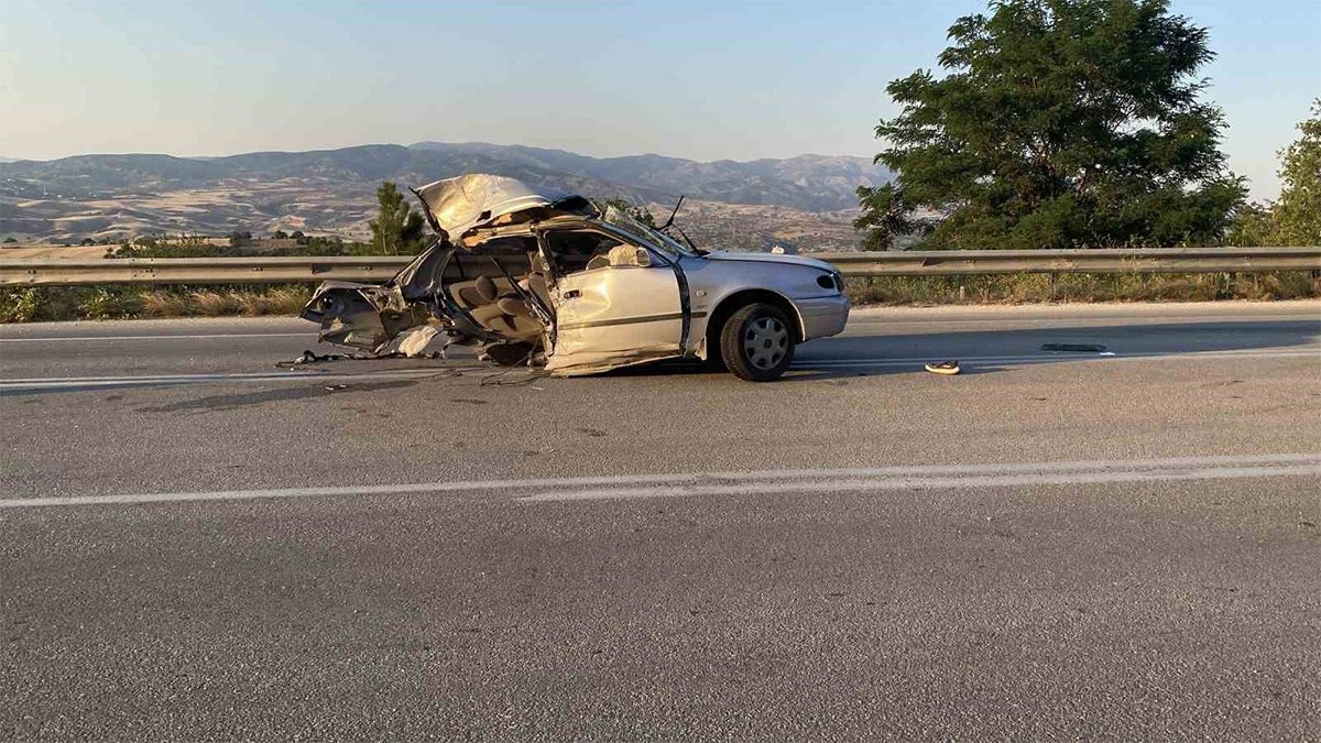 Minibüsle çarpışan otomobil ikiye bölündü! Ortalık savaş alanına döndü