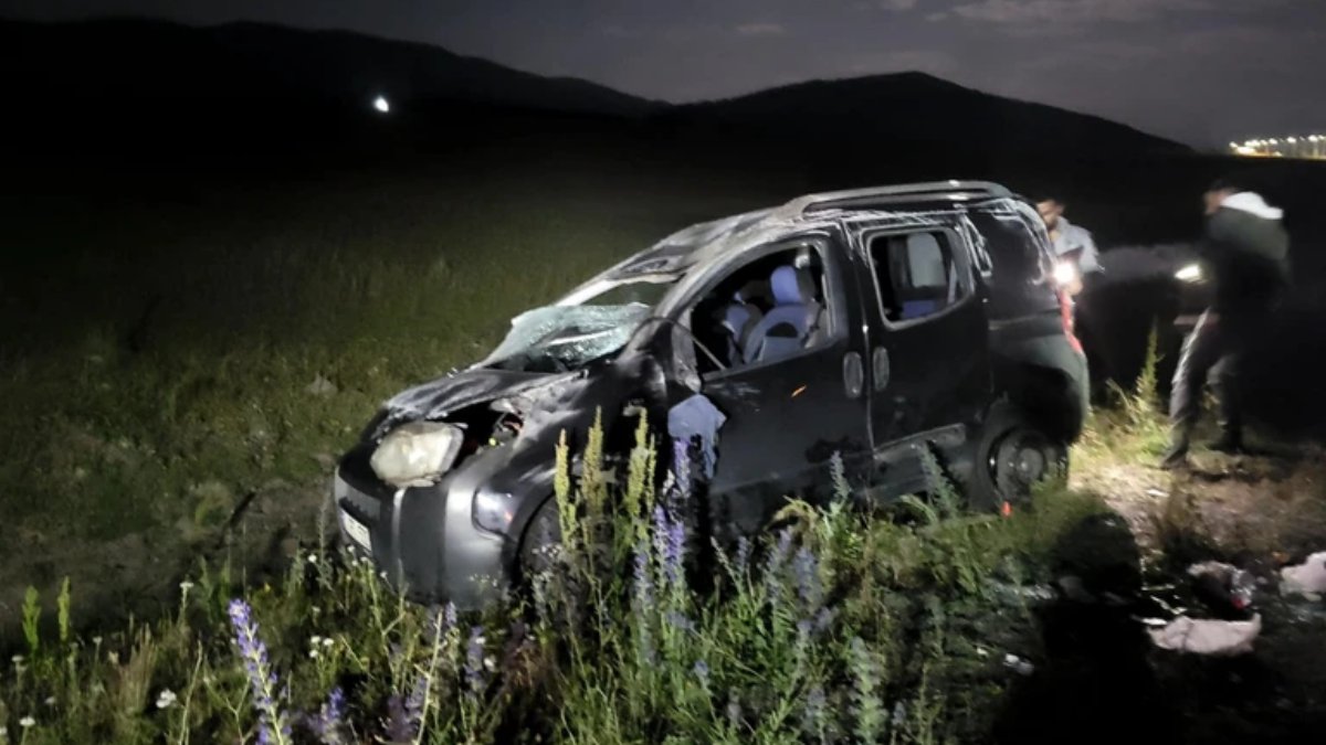 Domuz sürüsüne çarpmamak için direksiyonu kırdı, şarampole devrildi: Yaralılar var