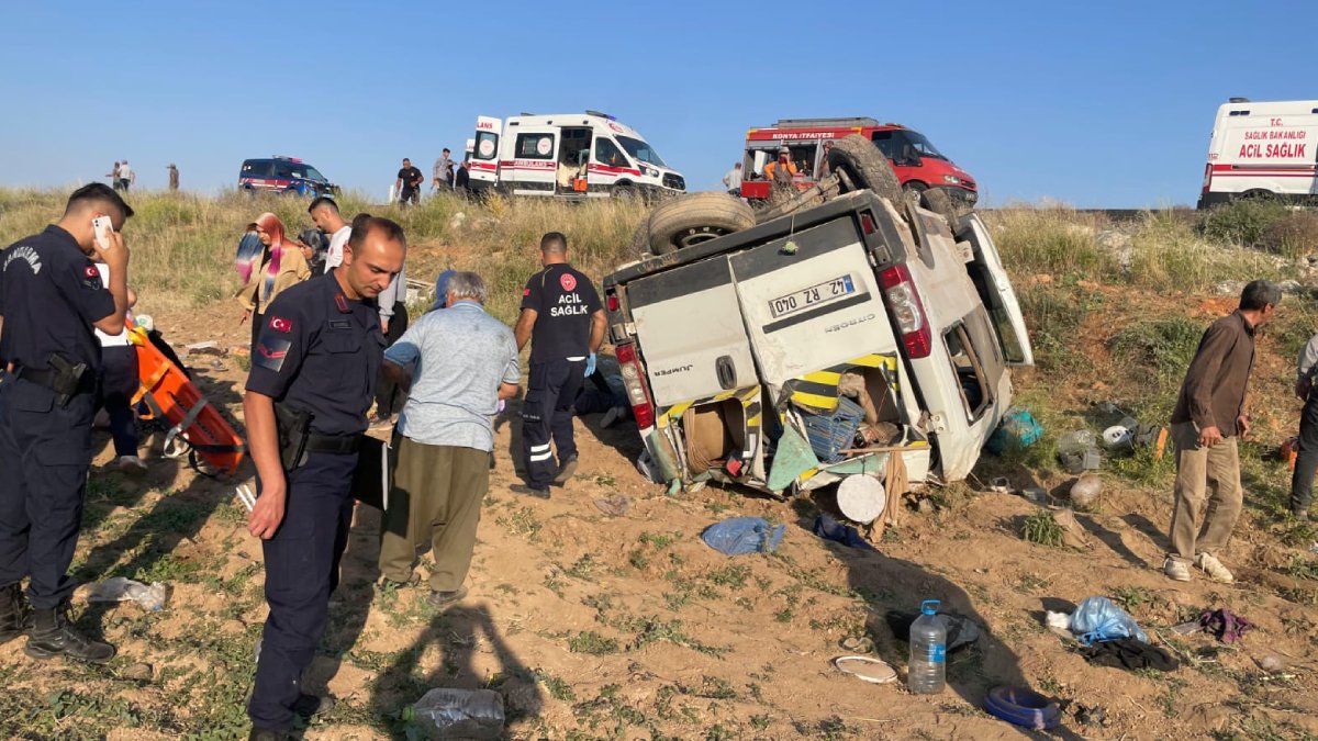 Konya'da tarım işçilerini taşıyan minibüs devrildi: Çok sayıda yaralı var