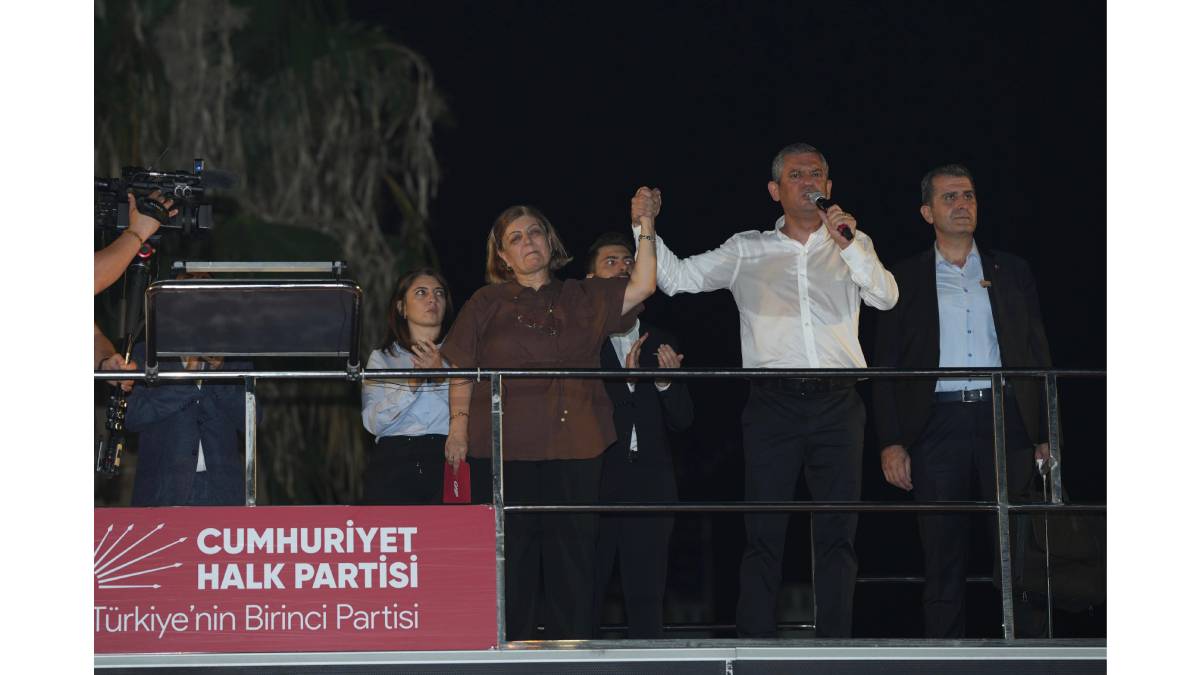 CHP Genel Başkanı Özgür Özel, başkanlarına sahip çıkan Adanalılara seslendi: “Alanı dolduran 250 bin Adanalıya helal olsun”