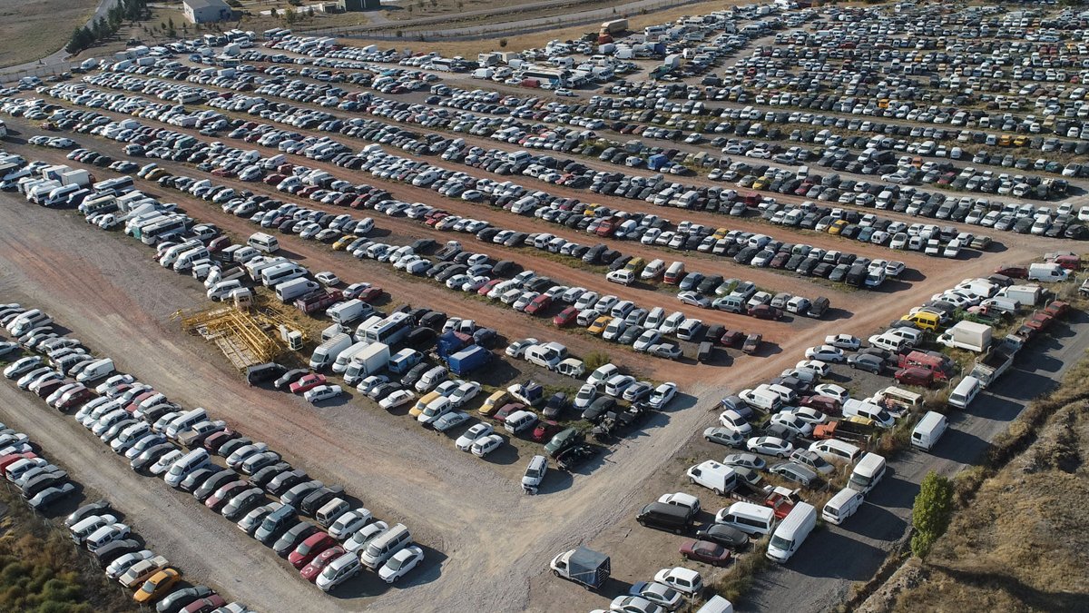 Yedieminlerde bekleyen 14 bin araç satışa çıkıyor