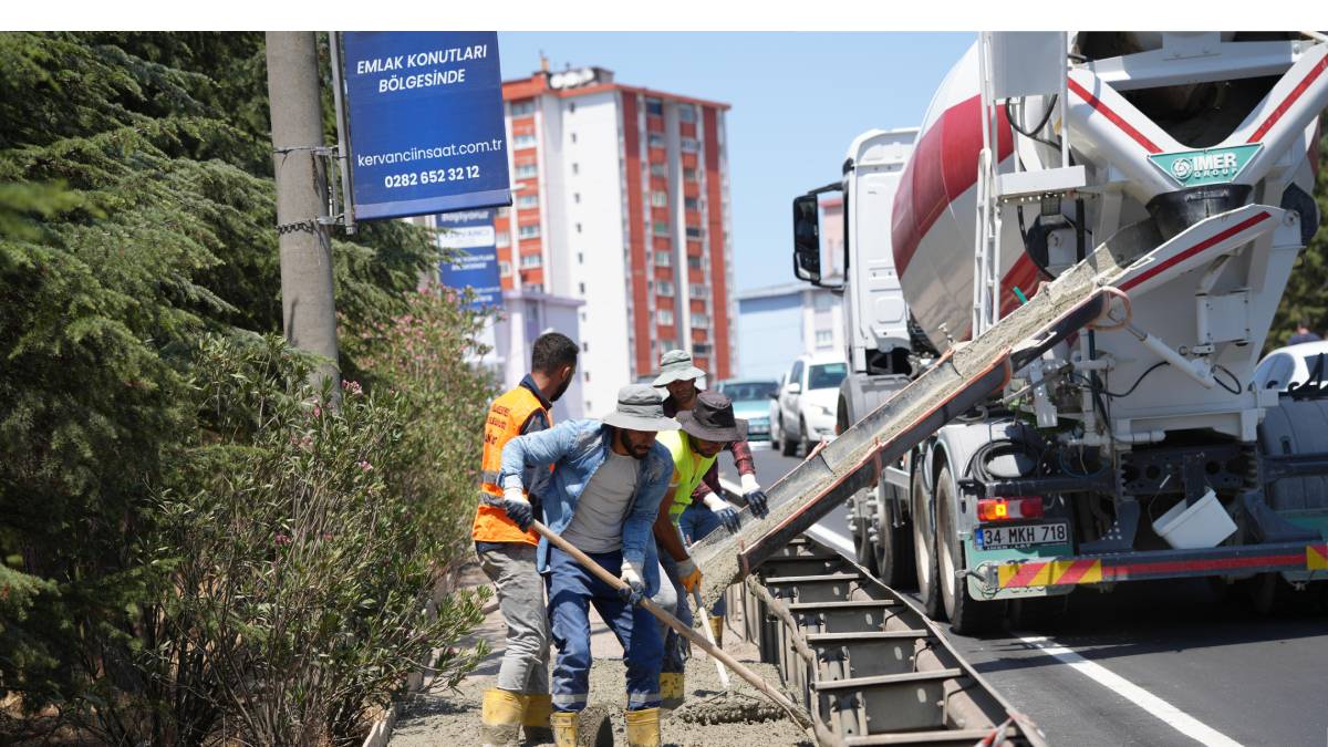 Kaldırımlar ve aydınlatmalar yenileniyor