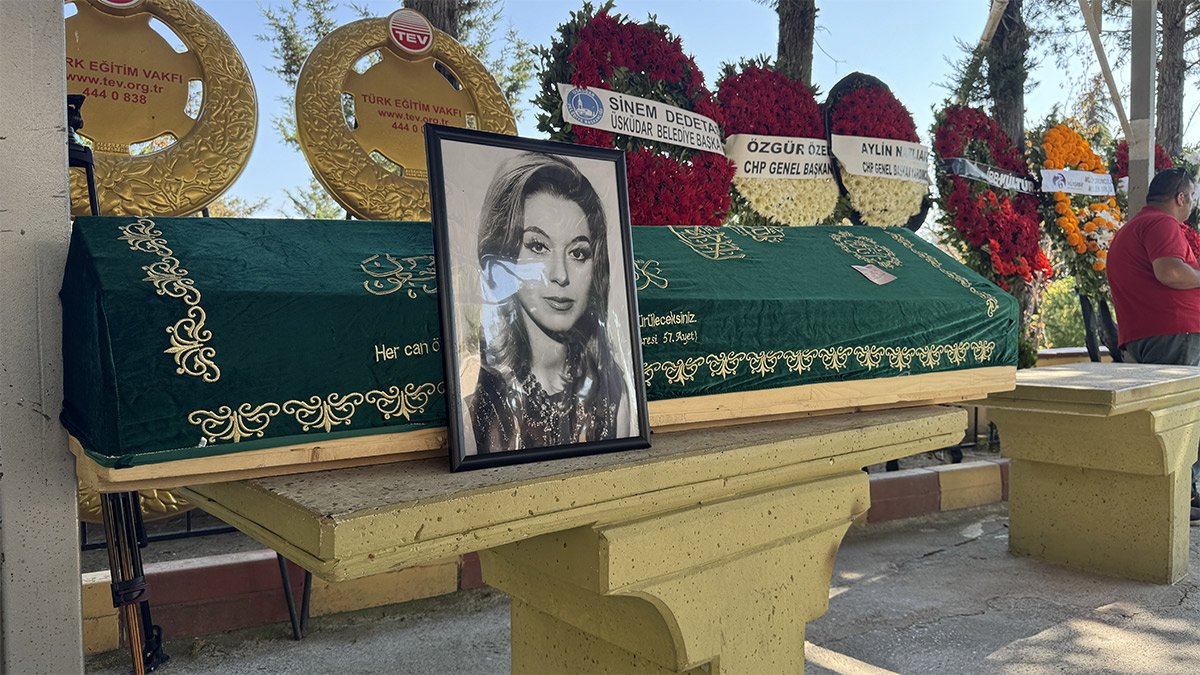 Sanatçı Rüçhan Çamay son yolculuğuna uğurlandı