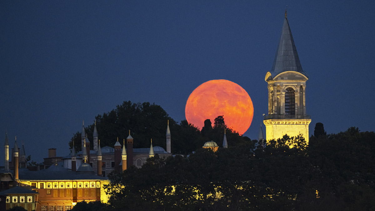 'Bu şehr-i Sitanbul ki bî-misl ü behâdır'