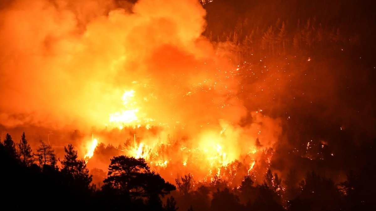Bursa-Balıkesir sınırında orman yangını: 2 mahalle tahliye edildi, 2 gözaltı