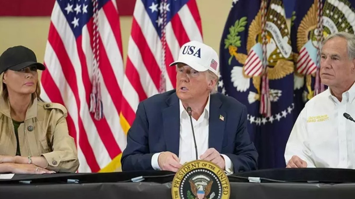 Trump’tan Texas ziyareti: Sel felaketinde hayatını kaybedenlerin aileleriyle görüştü