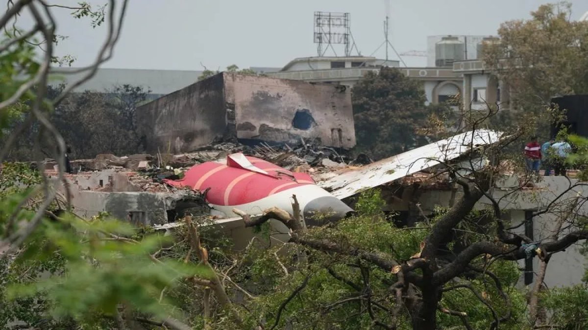 Hindistan'da 260 kişinin ölümüne yol açan uçak kazasının ön raporu çıktı: Motorlara giden yakıt, kalkıştan sonra kesilmiş