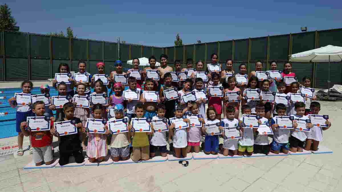 Büyükşehir Yaz Okulları’nda minik yüzücülerin sertifika heyecanı
