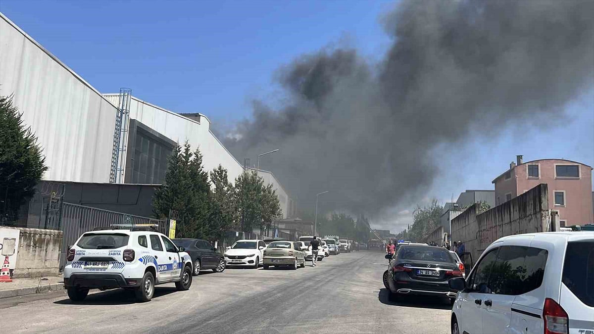 Kocaeli Çayırova'da Plastik Varil Fabrikasında Korkutan Yangın: Can Kaybı Olmadan Kontrol Altına Alındı!