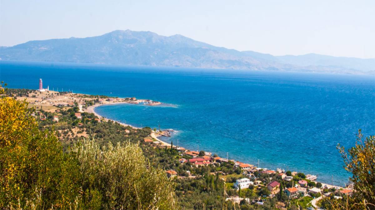 Burası ne İsveç ne de İsviçre! Berrak denizi ve şelalesiyle adeta cennet: 64 köyü ile tam bir doğa harikası