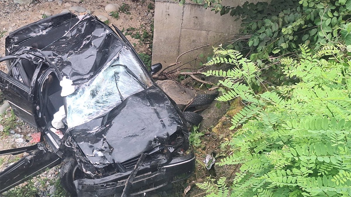 Rize'de feci kaza! Araç dereye uçtu: 1 ölü, 8 yaralı