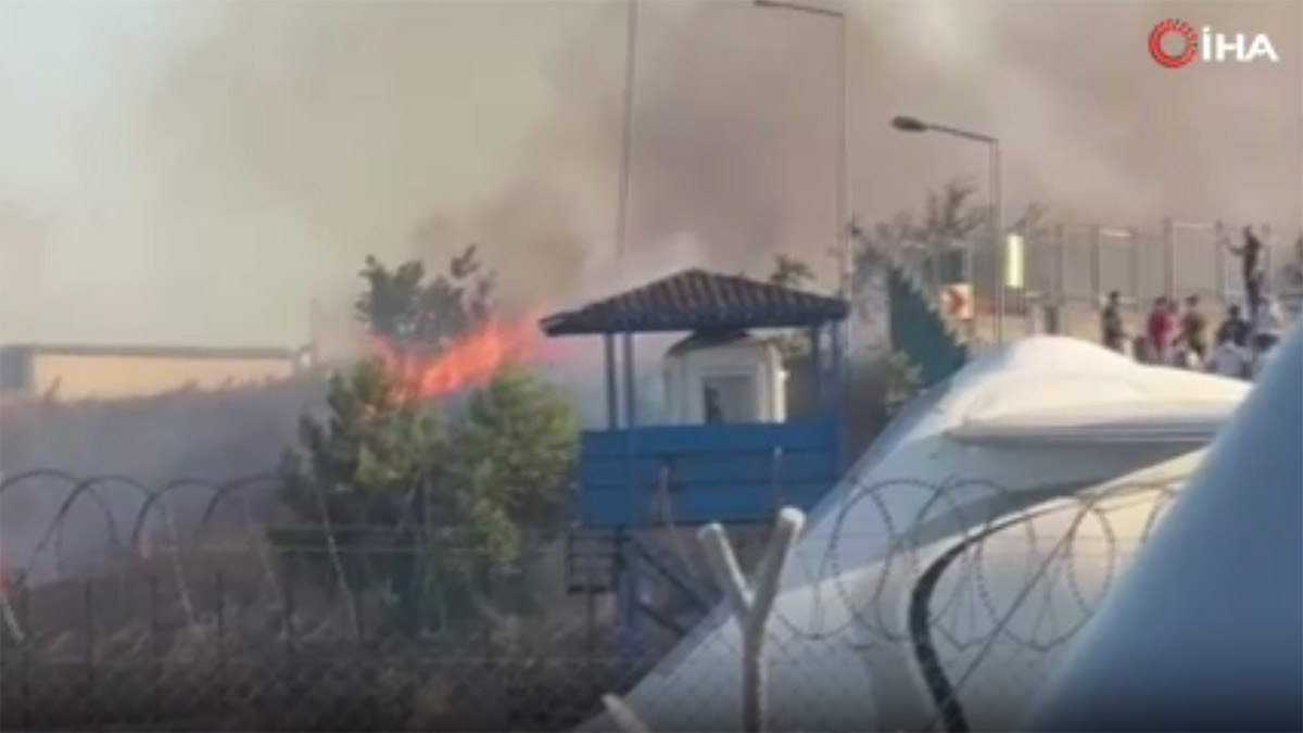 Atatürk Havalimanı yakınlarında yangın! Ekipler müdahale etti