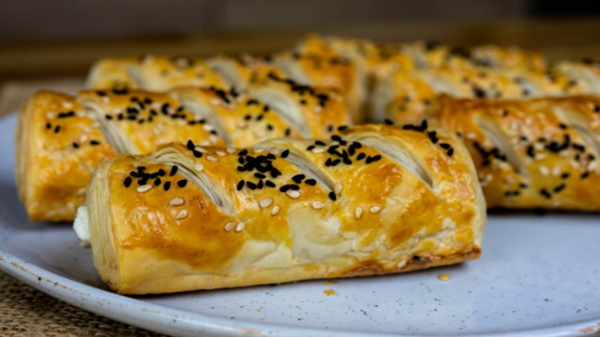 Eliniz suya una değmeyecek! Kahvaltıya çok yakışıyor, üstelik çok az malzeme istiyor! İşte en pratik börek tarifi…