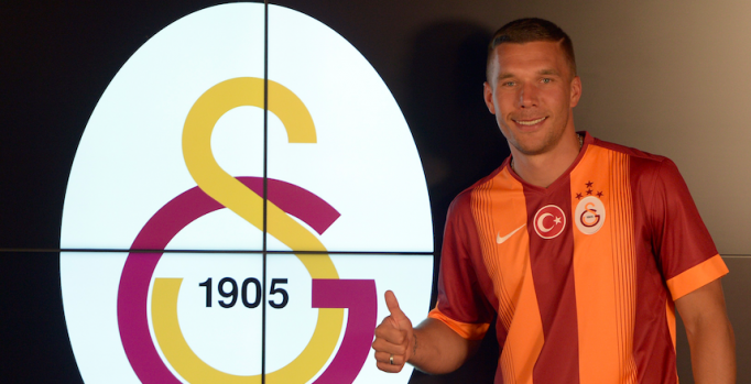 Podolski bu hareketiyle imza törenine damga vurdu